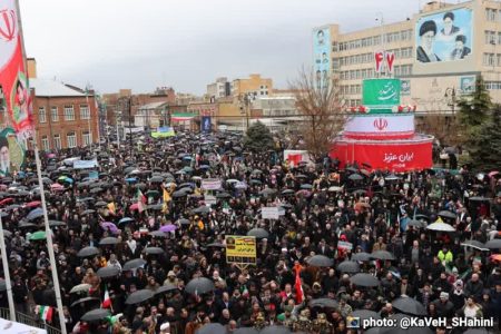 همه پای نظام ایستادند